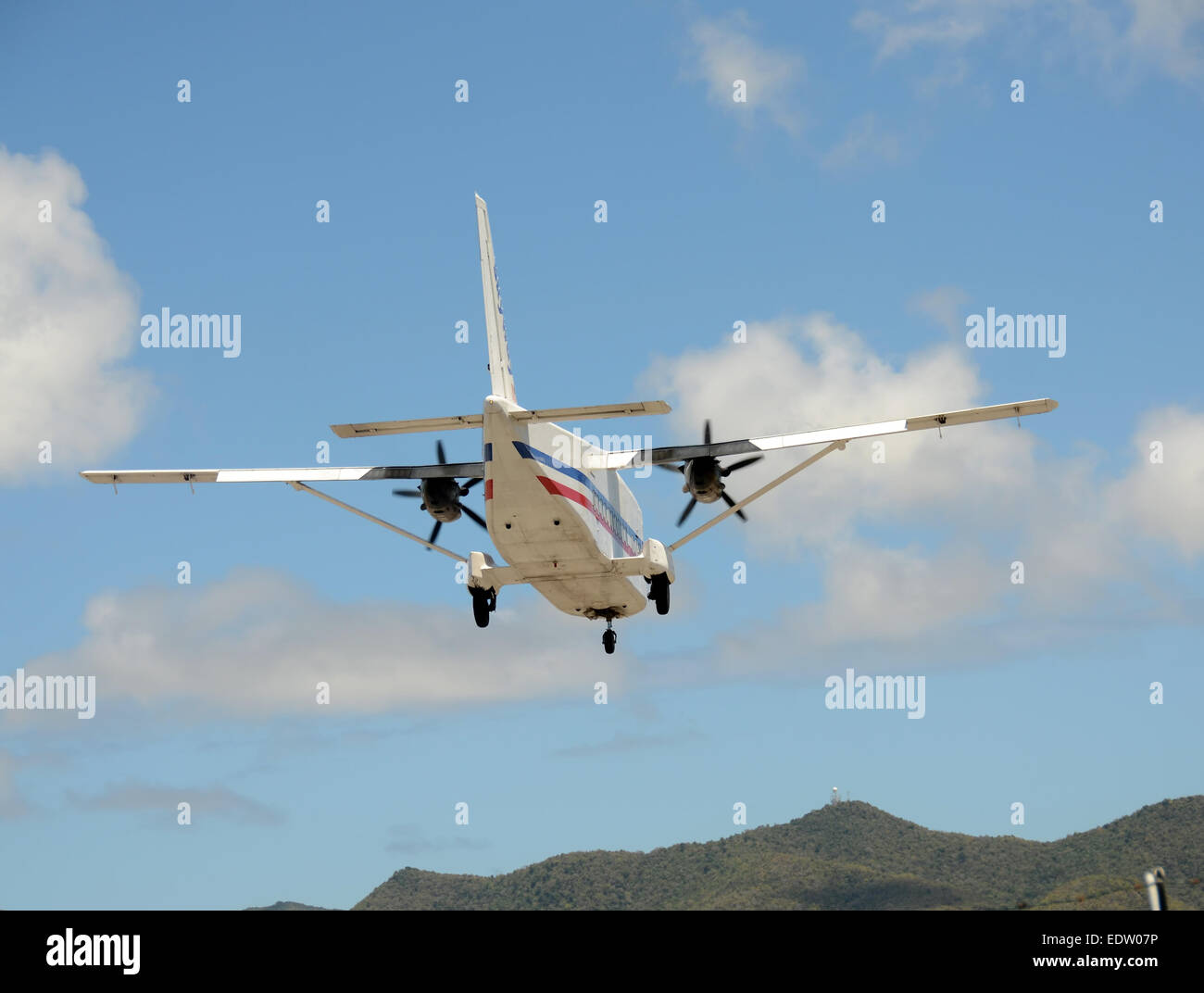 L'atterrissage de l'avion à turbopropulseurs vue arrière Banque D'Images