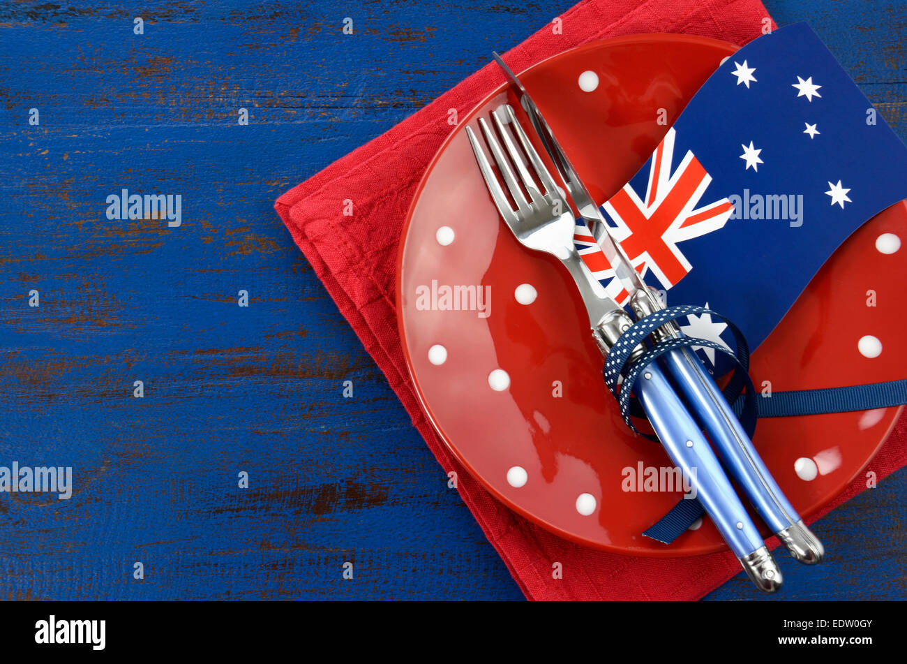 Happy Australia Day, le 26 janvier, le thème de table avec plaque rouge à pois et drapeau australien décoration sur bois bleu foncé Banque D'Images