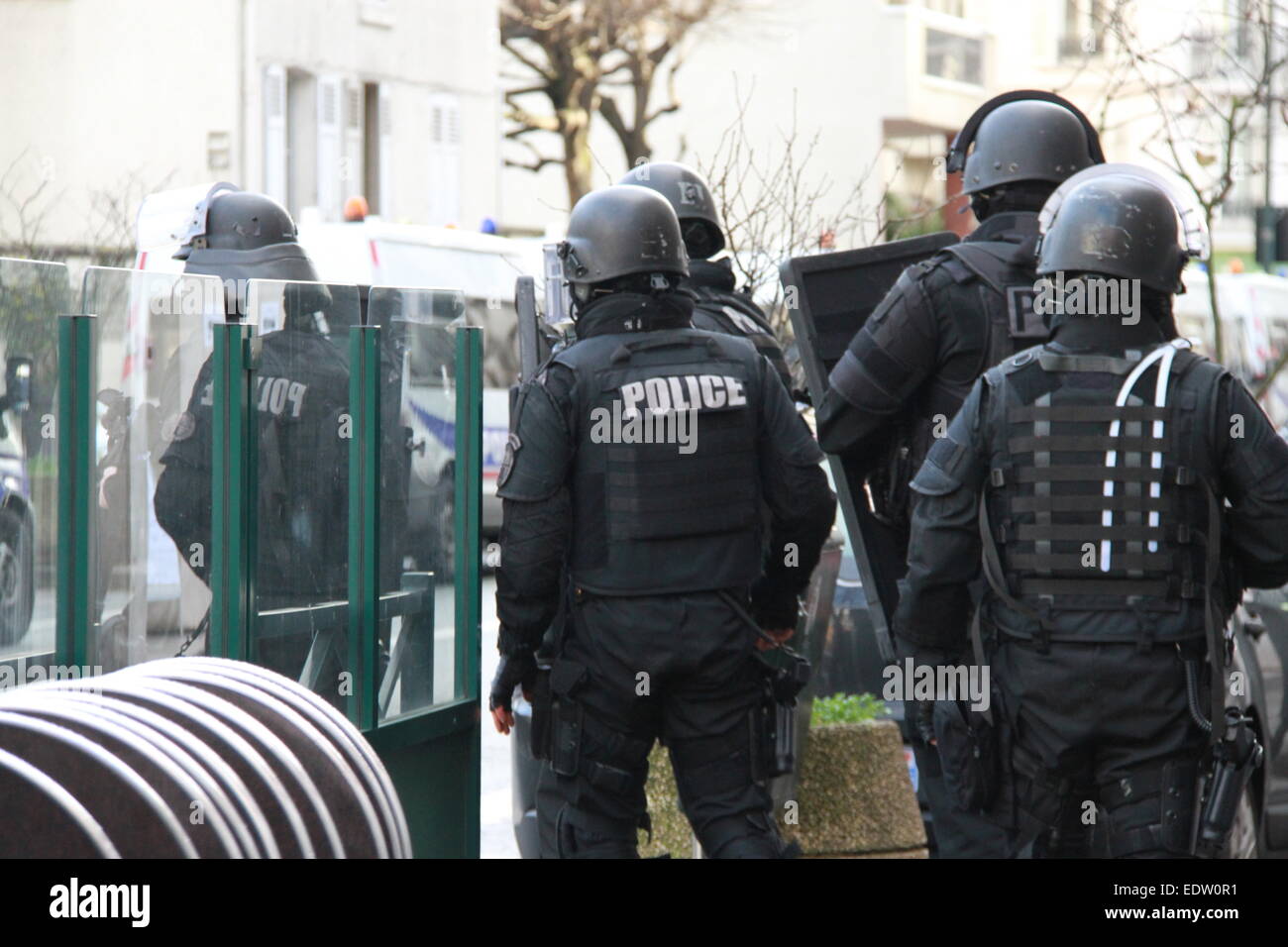 Paris. Jan 9, 2015. Policiers français à se préparer avant d'assaut une  épicerie casher au Porte de Vincennes, à l'Est de Paris, le 9 janvier 2015,  en tant que militant terroriste détient