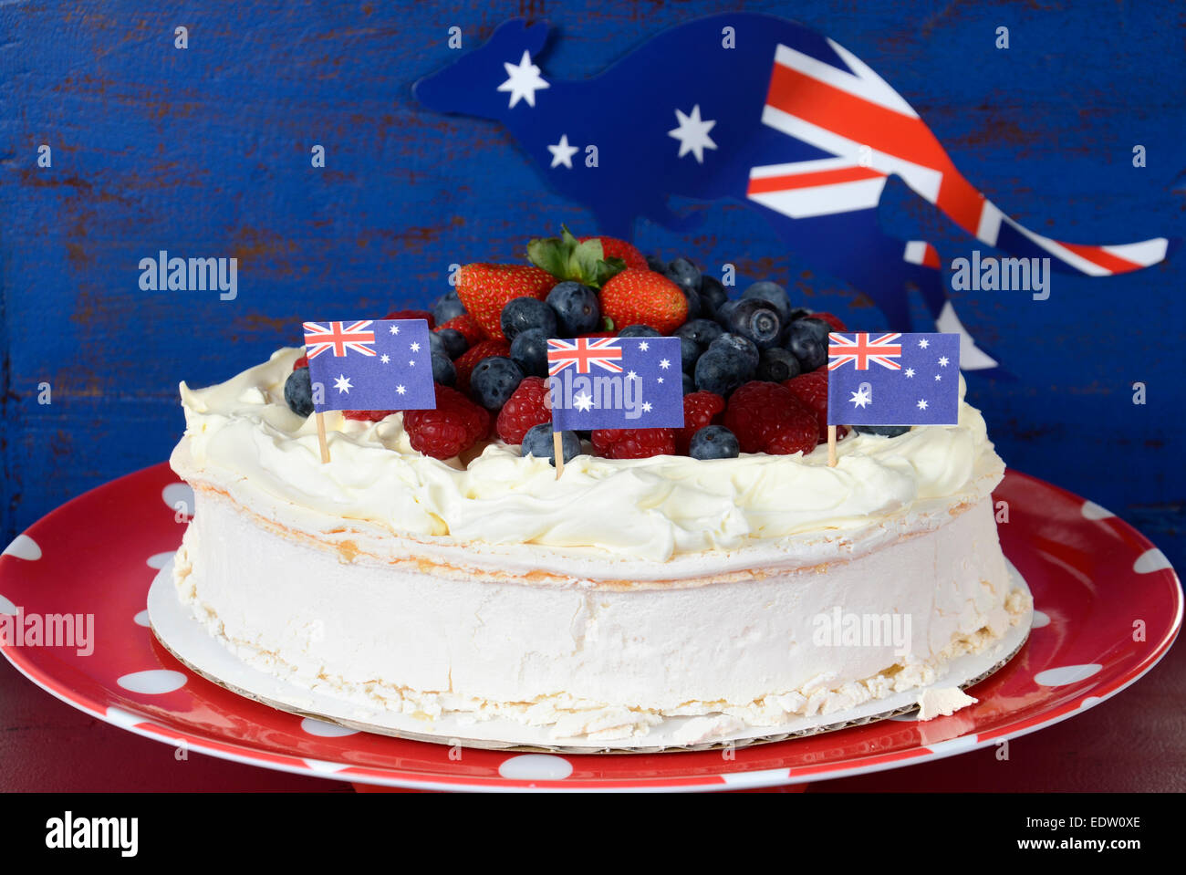 Dessert traditionnel Australien, Pavlova, de crème fouettée et de fraises, bleuets et framboises Banque D'Images