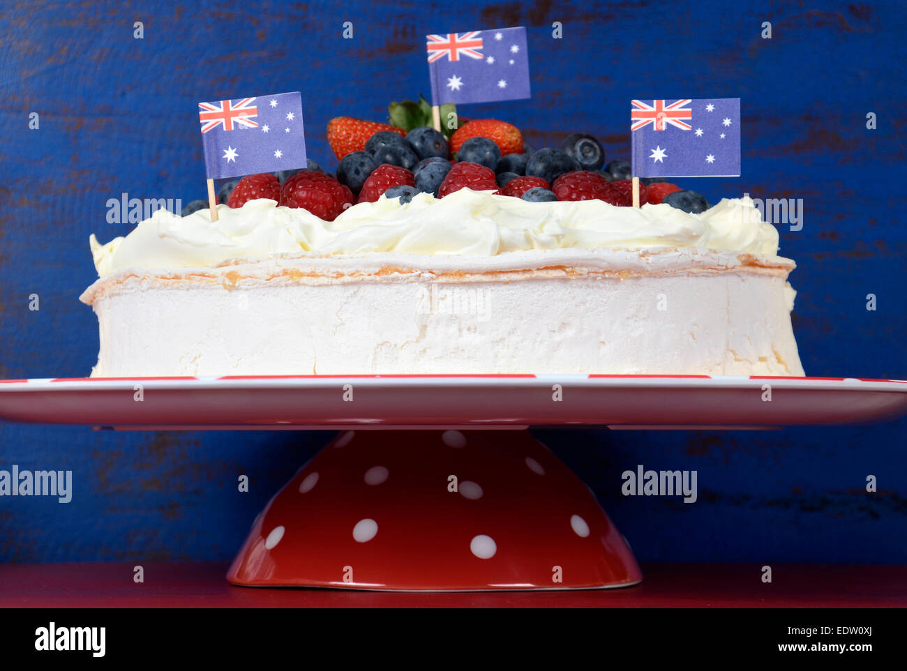 Dessert traditionnel Australien, Pavlova, de crème fouettée et de fraises, bleuets et framboises Banque D'Images