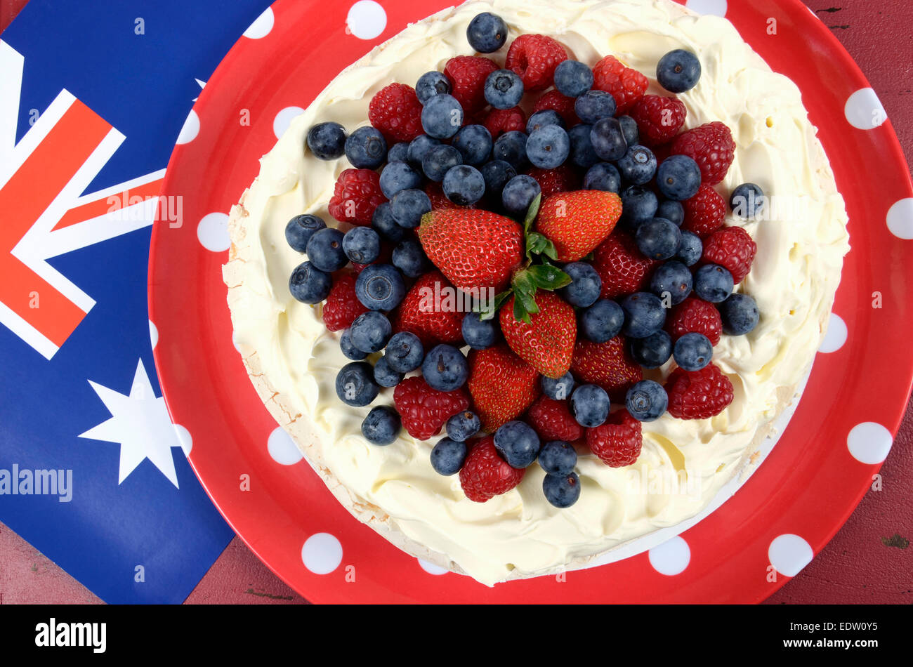Dessert traditionnel Australien, Pavlova, de crème fouettée et de fraises, bleuets et framboises Banque D'Images