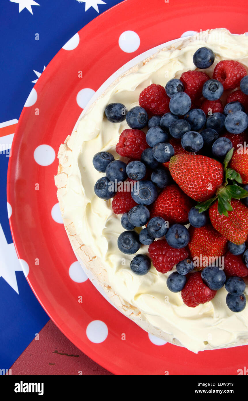 Dessert traditionnel Australien, Pavlova, de crème fouettée et de fraises, bleuets et framboises Banque D'Images