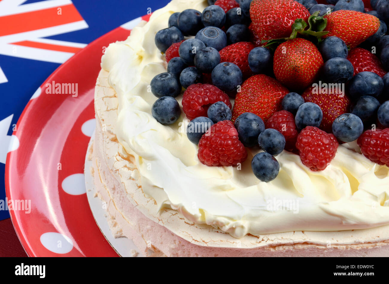 Dessert traditionnel Australien, Pavlova, de crème fouettée et de fraises, bleuets et framboises Banque D'Images