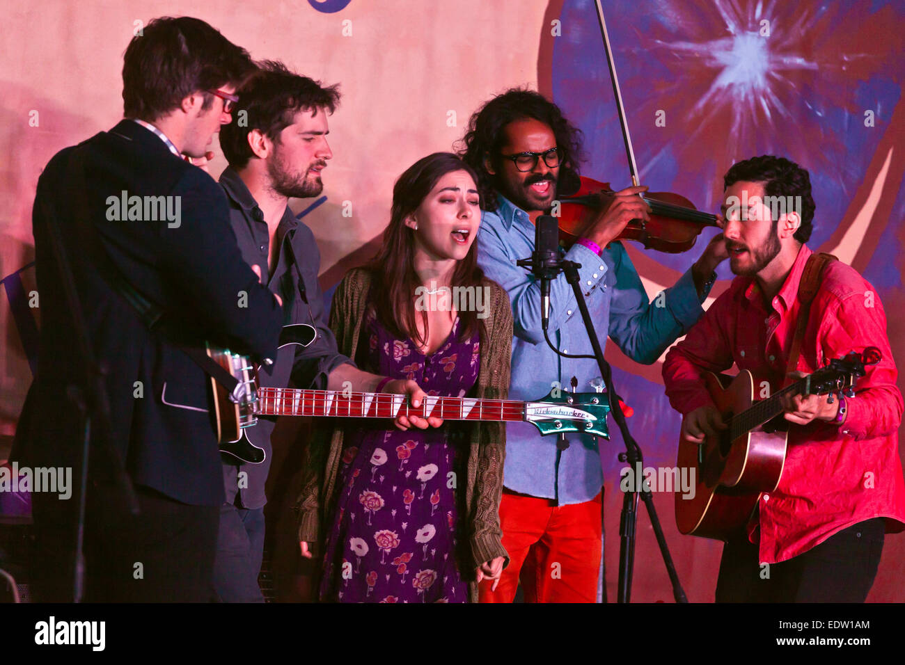 Le groupe folklorique DARLINGSIDE effectue avec HEATHER MALONEY AU QUATRE COINS FOLK FESTIVAL 2014 - Colorado Banque D'Images