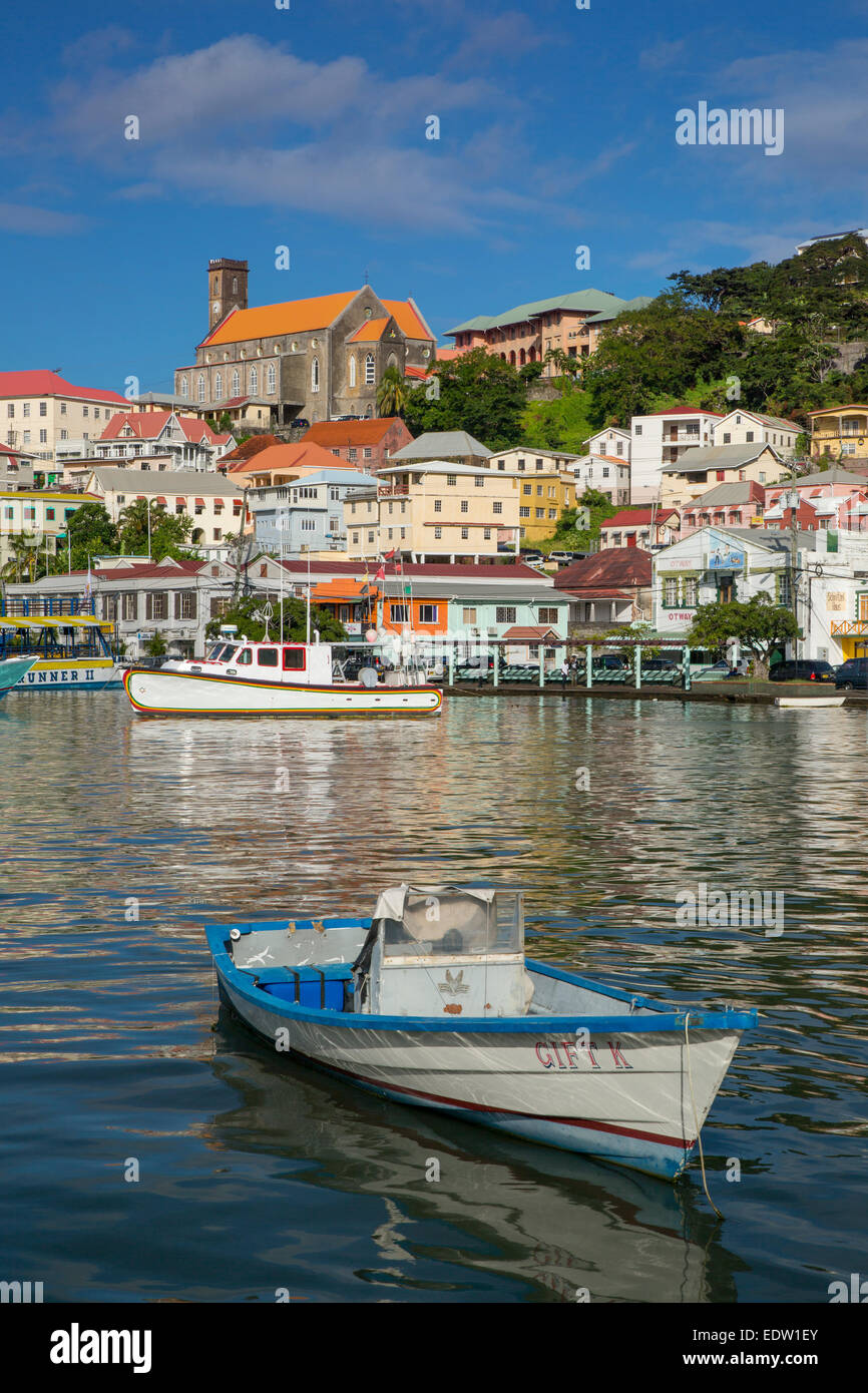 Le Carenage - inner harbor à St Georges avec la Cathédrale de l'Immaculée Conception au-delà, la Grenade, dans les Antilles Banque D'Images