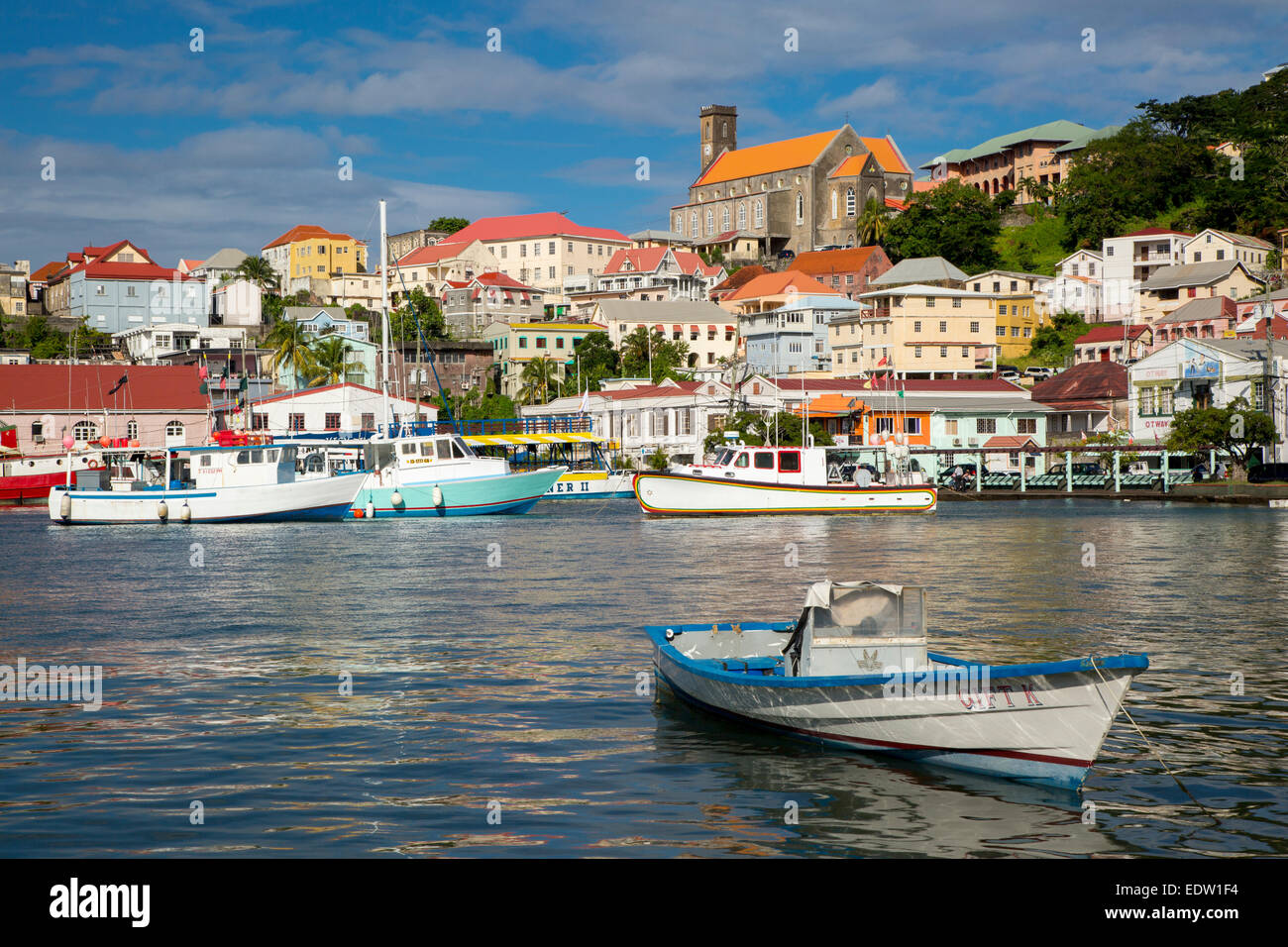Le Carenage - inner harbor à St Georges avec la Cathédrale de l'Immaculée Conception au-delà, la Grenade, dans les Antilles Banque D'Images
