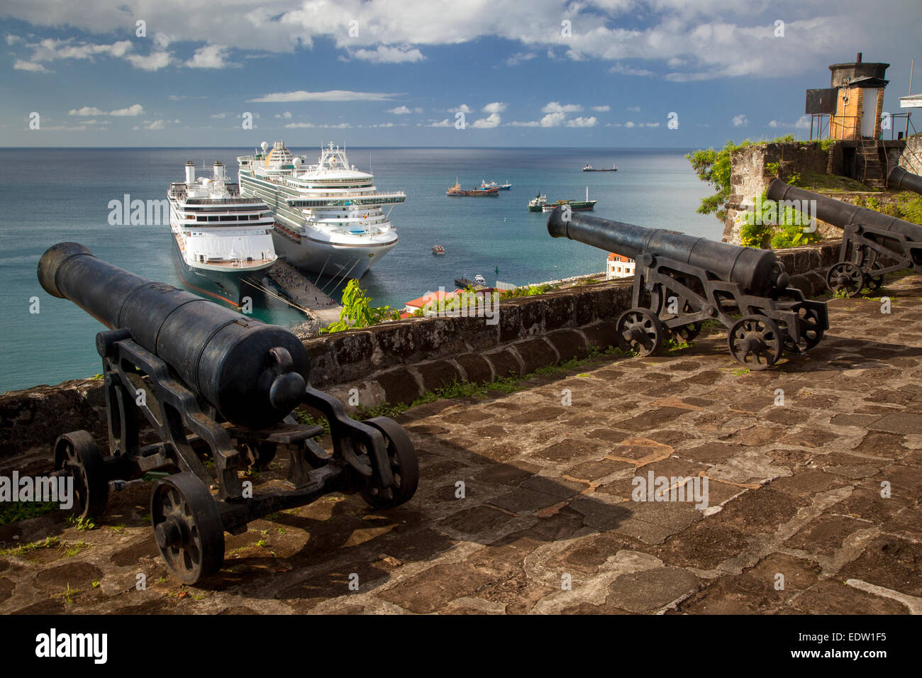Cannon de Fort George donnant sur les navires de croisière dans le port, Saint Georges, Grenade, West Indies Banque D'Images
