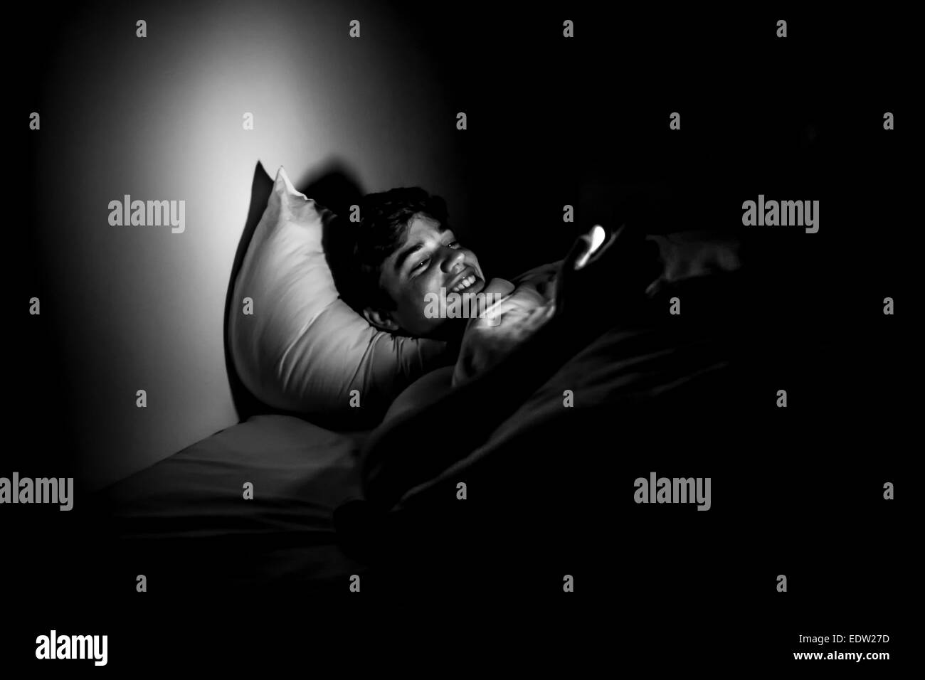 Contrôle de l'homme fin de nuit téléphone Banque D'Images