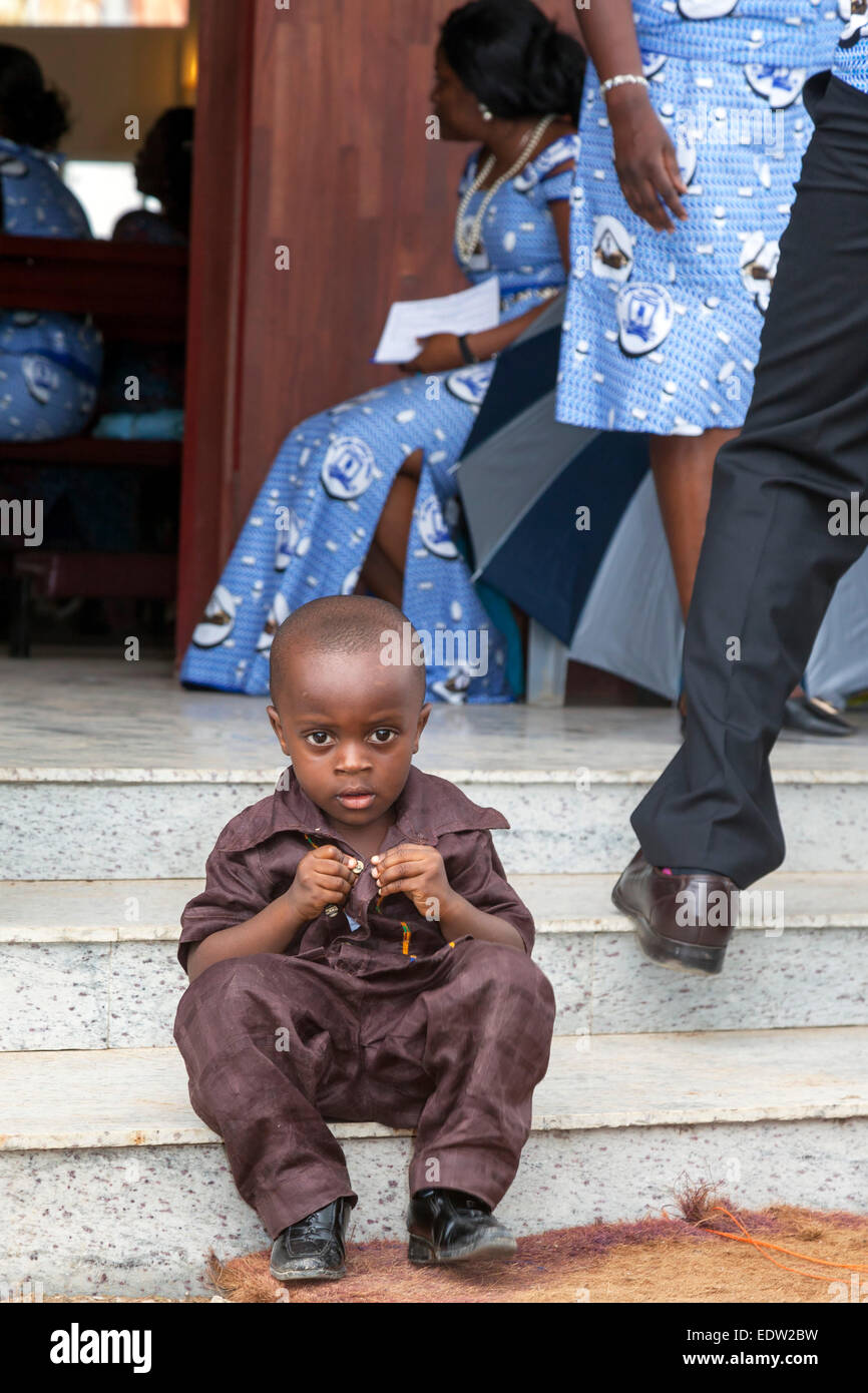 African boy sitting on perron de l'église, Accra, Ghana, Afrique Banque D'Images