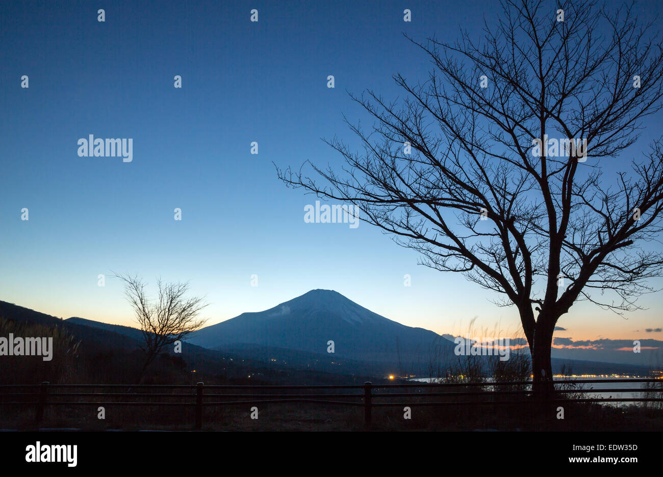 Coucher du soleil au crépuscule de fujisan Fuji lac Yamanaka au Japon Yamanashi Banque D'Images