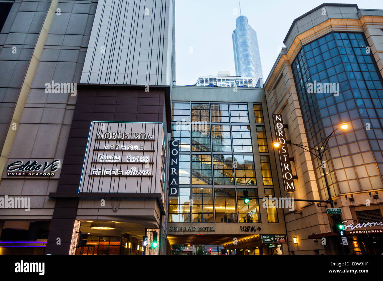 Chicago Illinois,North River,East Grand Avenue,Conrad Hilton,hôtel,Nordstrom,grand magasin,Eddie V's,restaurant restaurants repas café cafés, Banque D'Images