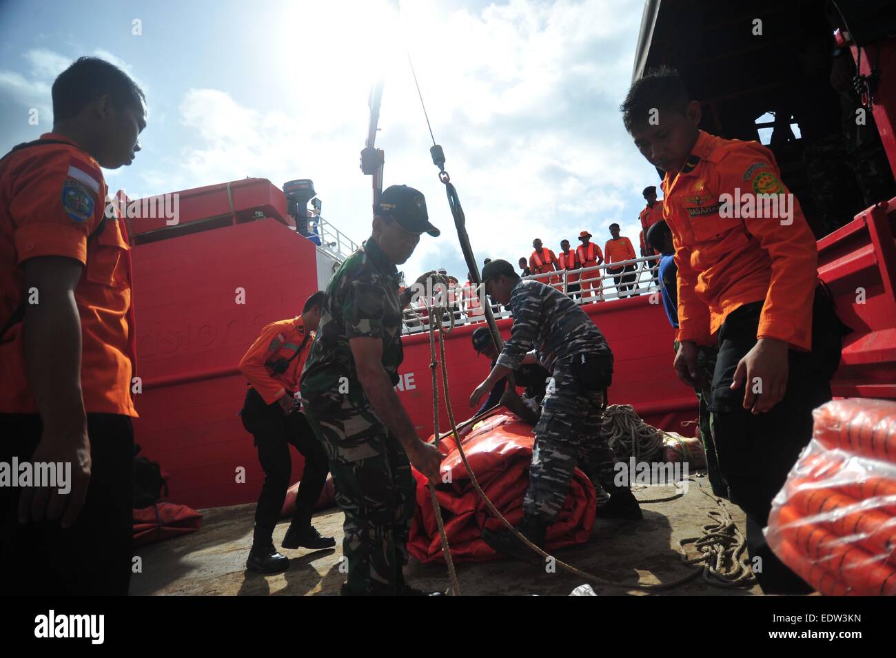 Pangkalan Bun, l'Indonésie. 10 janvier, 2015. Les membres de la marine indonésienne et de l'Agence nationale de recherche et de sauvetage (BASARNAS) se préparent à charger des ballons pour soulever la queue d'AirAsia avion au navire de sauvetage au port de Pangkalan Bun Kumai, Centrale, Bornéo, Indonésie. Un haut fonctionnaire à l'Office national de recherche et de sauvetage, a déclaré vendredi que l'opération de soulever la queue de l'avion s'est écrasé AirAsia a été entravé par gros temps. Militaire indonésien a préparé une grue d'une capacité de levage de 70 tonnes et d'énormes ballons pour faciliter l'opération. © Xinhua / Alamy Banque D'Images