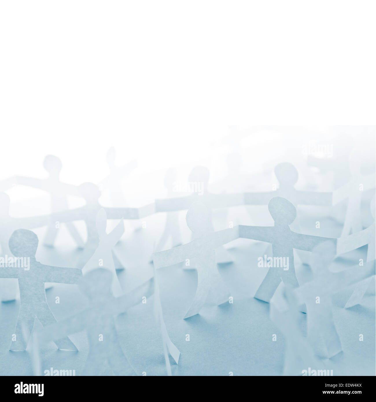 Coupe papier des gens comme chaîne de foule ou d'équipe Concept abstrait avec copie Espace Blanc Banque D'Images