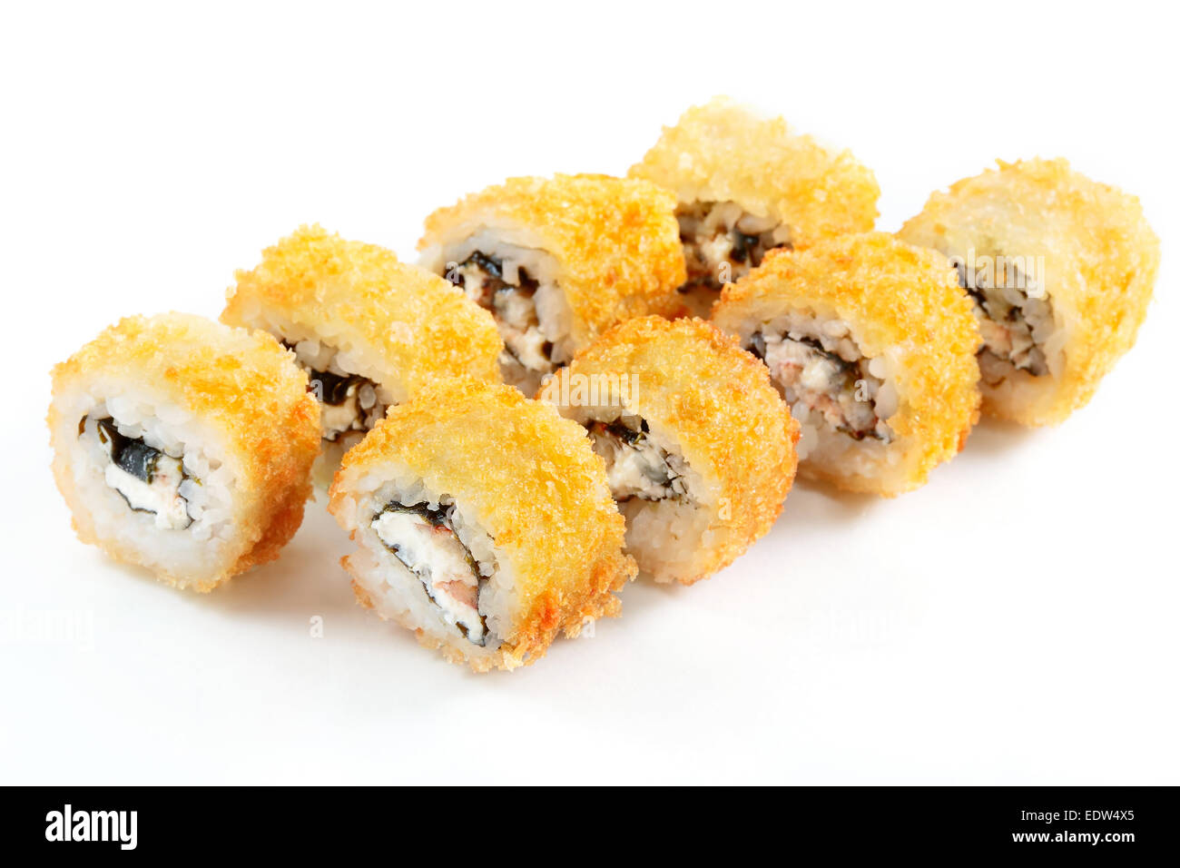 Rouleau de tempura avec fromage à la crème et saumon frit dans de la pâte. 8 pièces, sur fond blanc. Focus sélectif. Banque D'Images