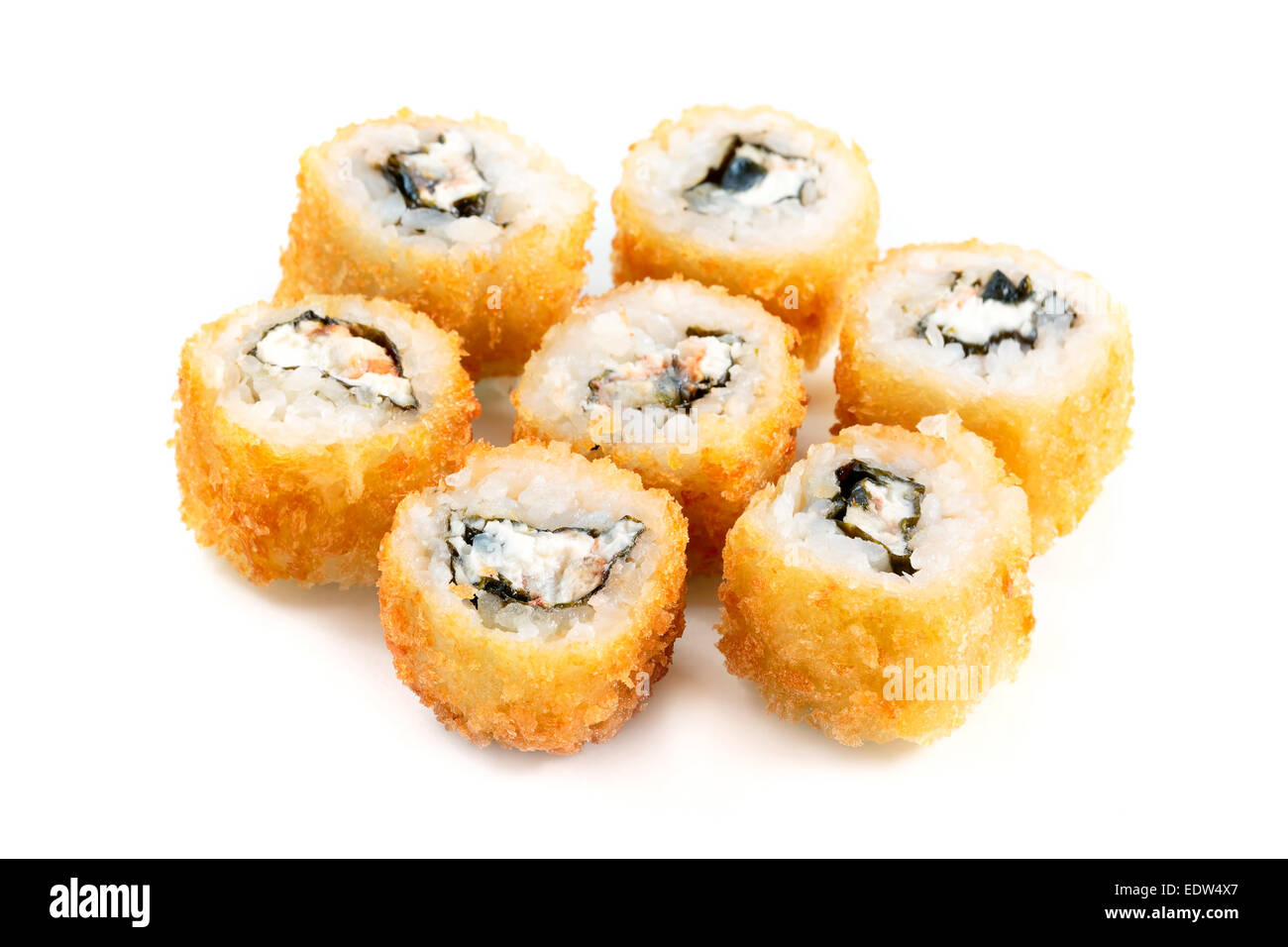Rouleau de tempura avec fromage à la crème et saumon frit dans de la pâte. 8 pièces, sur fond blanc. Focus sélectif. Banque D'Images