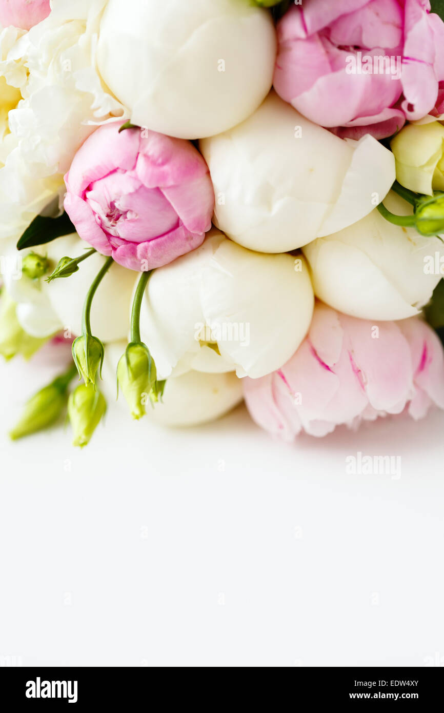 Mariage bouquet de renoncules et pivoines sur fond blanc. L'espace pour le  texte. Focus sélectif Photo Stock - Alamy