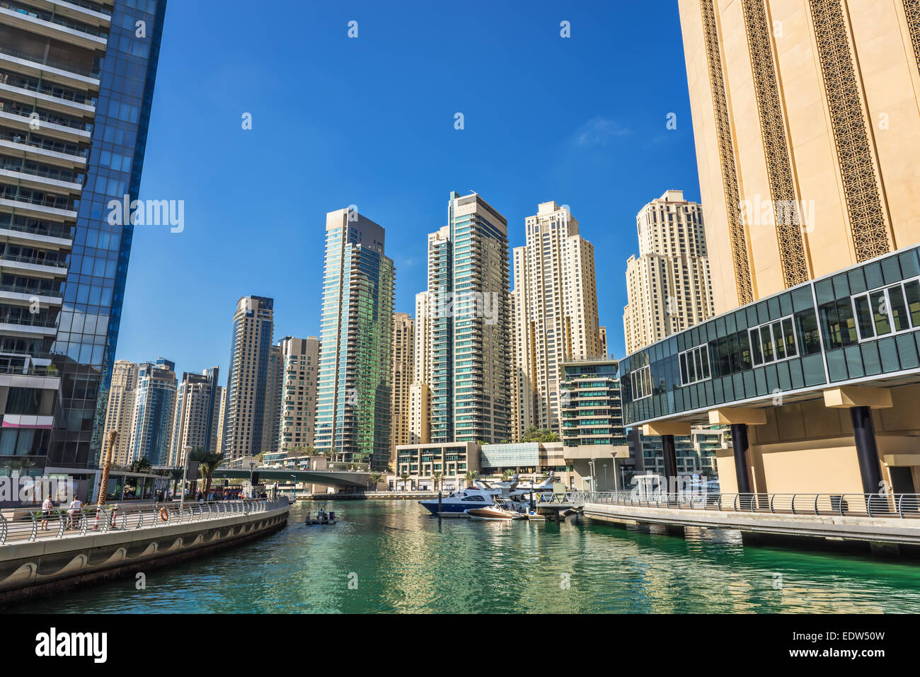 Des bâtiments modernes à la Marina de Dubaï, Émirats arabes unis, Moyen Orient Banque D'Images