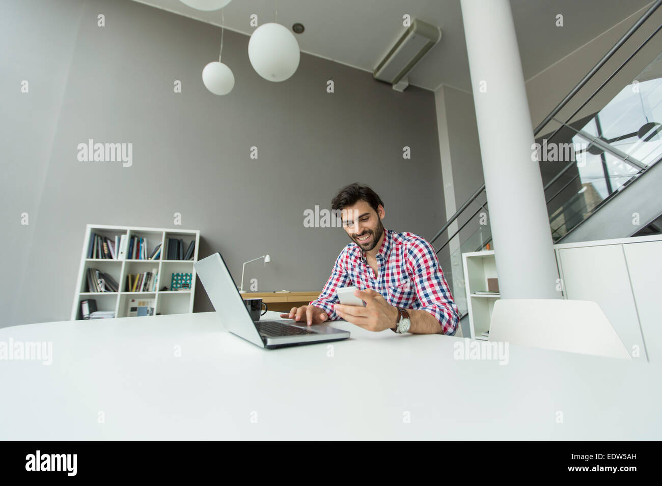 Jeune homme dans le bureau Banque D'Images