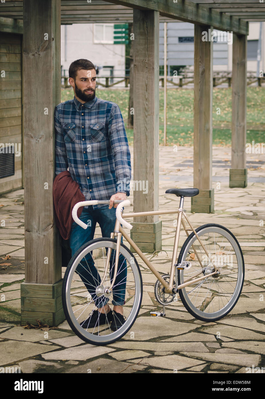 Hipster homme avec un fixie bike dans un parc en plein air Banque D'Images