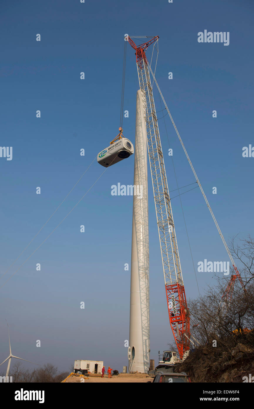 Hefei, Chine, Anhui Province. 10 janvier, 2014. Installer un travailleurs wind power generator dans le comté de Quanjiao, la Chine de l'est l'Anhui Province, 10 janvier 2014. Le total sur le réseau d'énergie éolienne a atteint 1 milliards de kilowatt-heure jusqu'au 31/12/2014. © Du Yu/Xinhua/Alamy Live News Banque D'Images