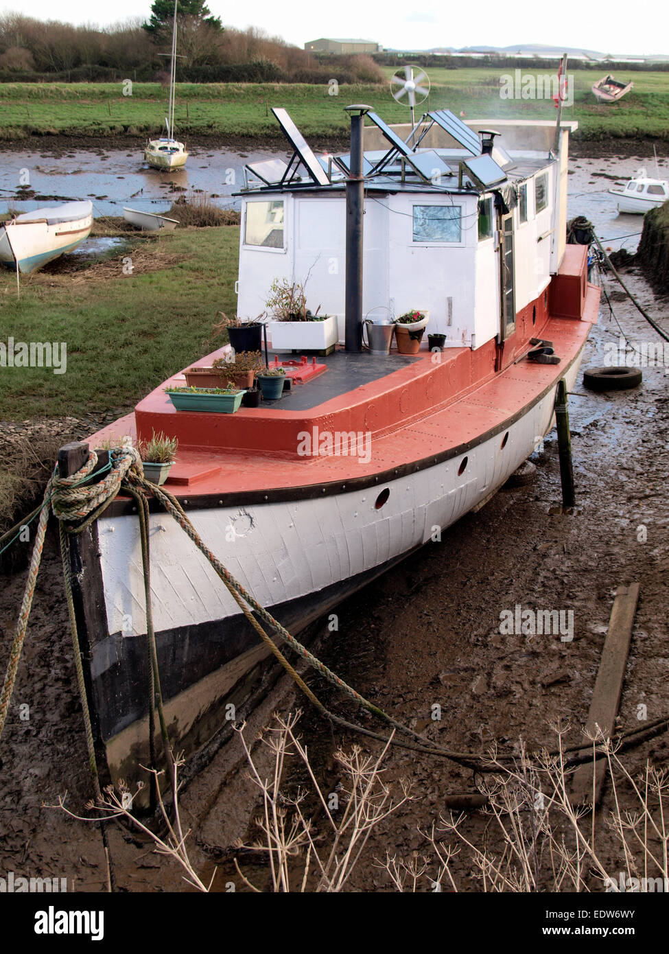 Maison Bateau amarré au quai de la rivière Velator, Caen, Ilfracombe, Devon, UK Banque D'Images