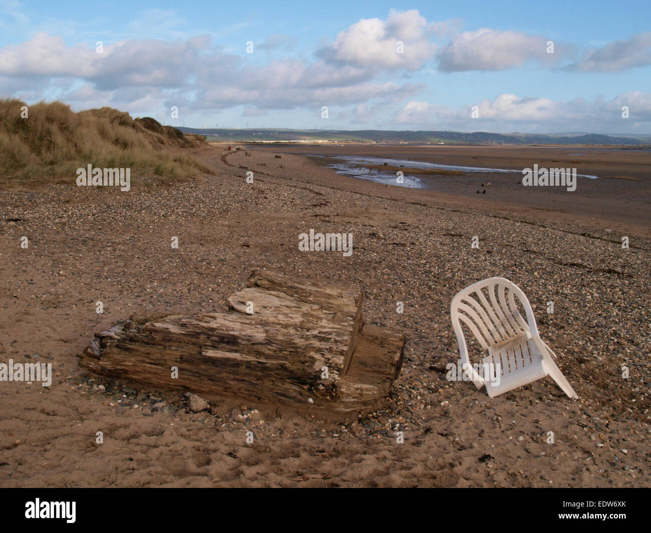 Vieille chaise brisée à gauche sur la plage le long de la rivière Taw estuaire, Ilfracombe, Devon, UK Banque D'Images