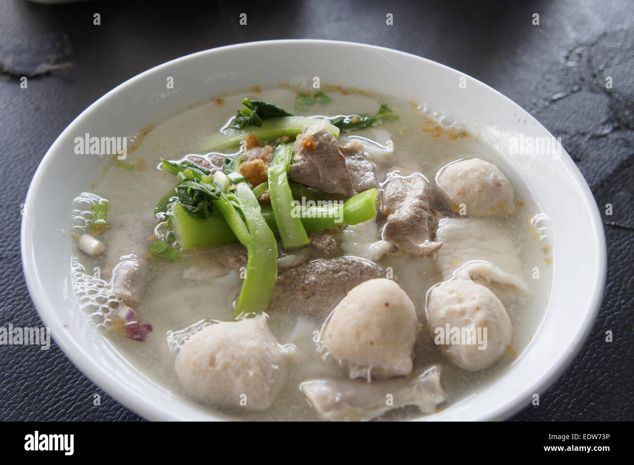 Soupe de porc avec le porc, le foie et les viscères des boules. Malaysian-Chinese l'alimentation de rue. Banque D'Images