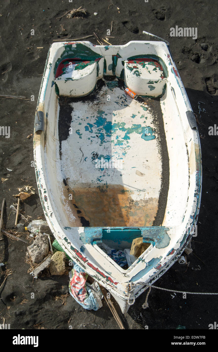 Vieux bateau de pêche blanche abandonnée sur le sable à Naples (Italie) Banque D'Images