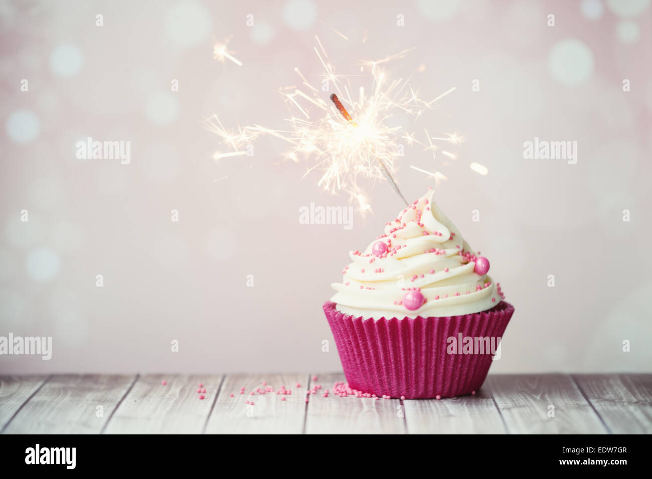 Birthday cupcake rose avec sparkler Banque D'Images