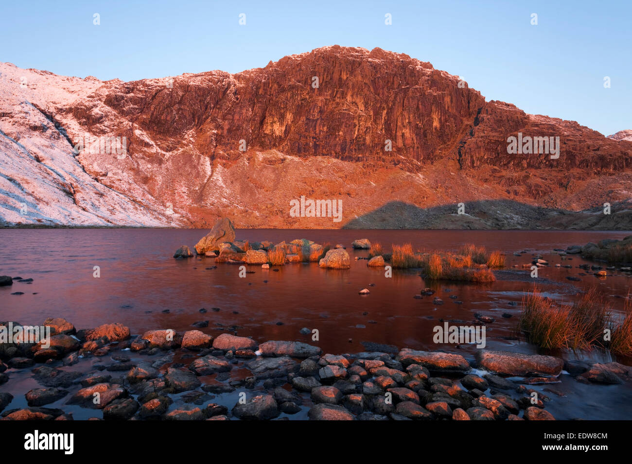 Pavey Ark et Stickle Tarn à l'aube Banque D'Images