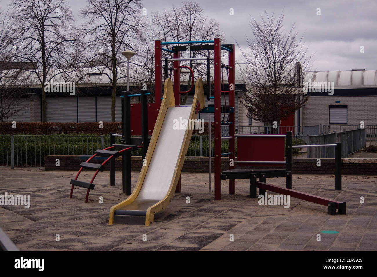 Aire de jeux pour enfants moderne près d'une école à Nimègue, Pays-Bas Banque D'Images