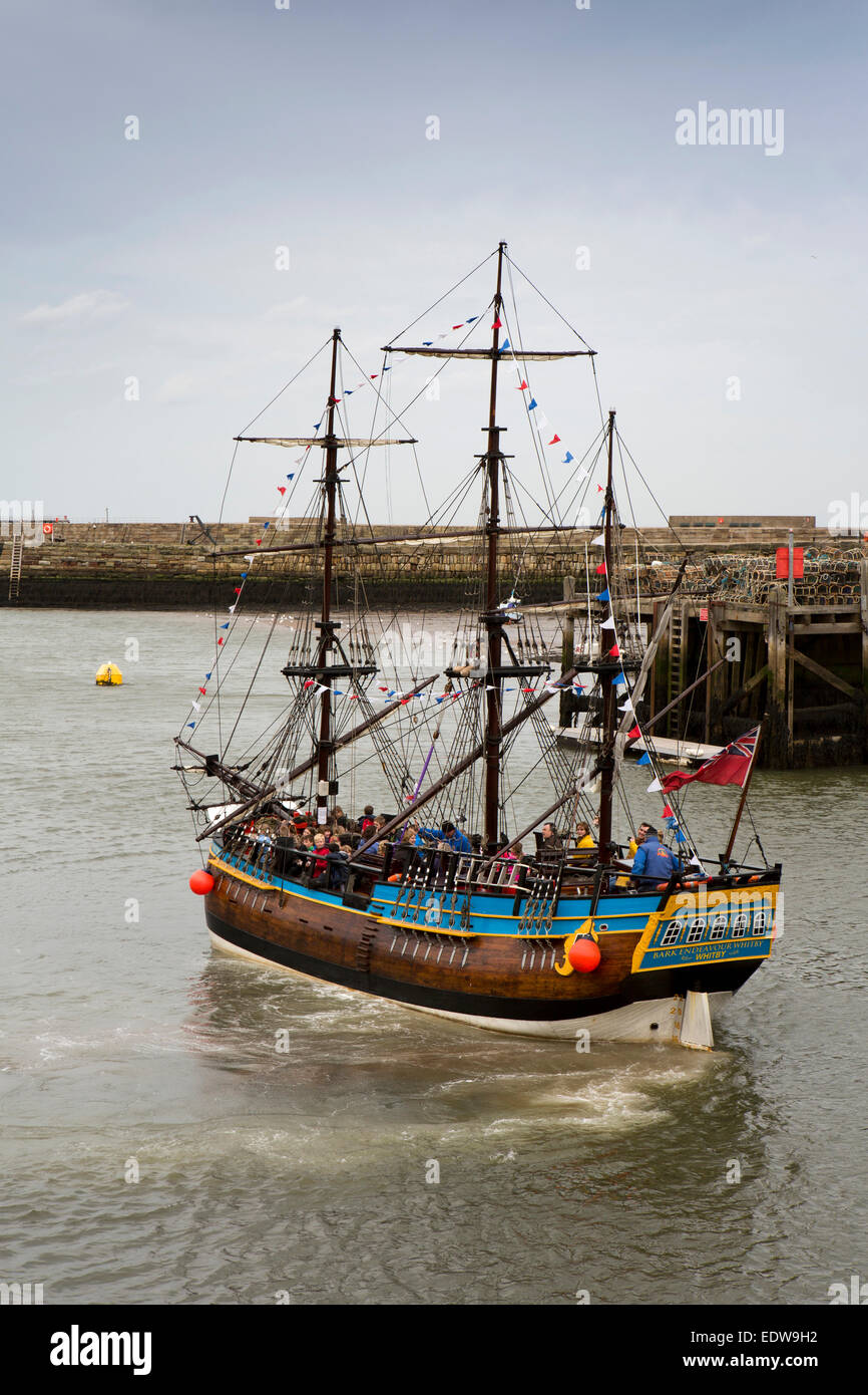 Royaume-uni, Angleterre, dans le Yorkshire, Whitby, poisson Quay, Bark Endeavour navire réplique dans le port Banque D'Images