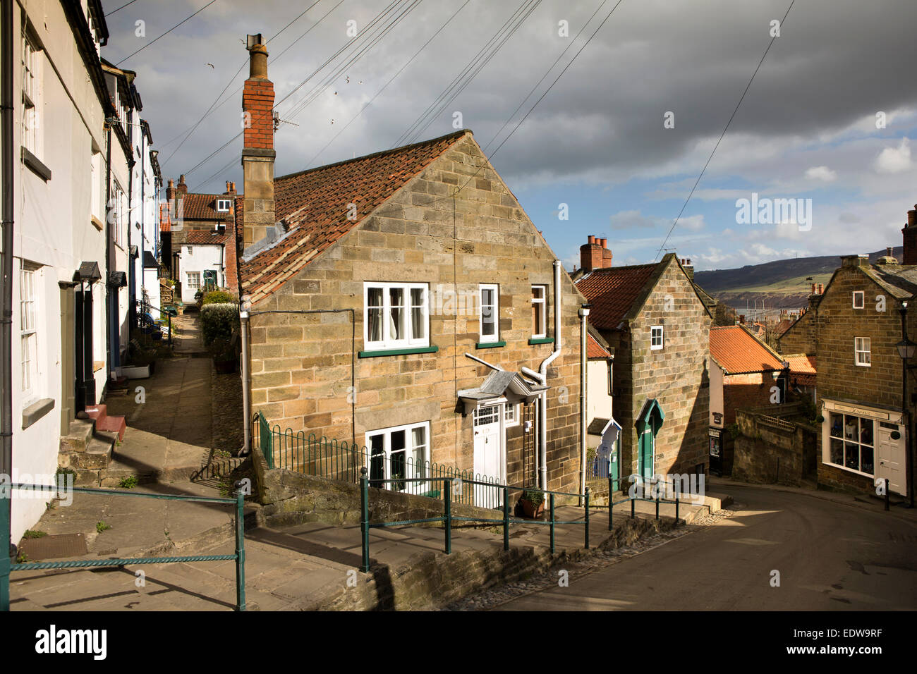 Royaume-uni, Angleterre, dans le Yorkshire, Robin Hood's Bay, Bay Road, banque en bas du village Banque D'Images