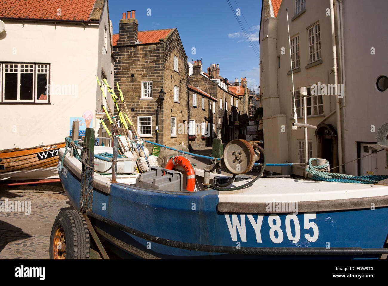 Royaume-uni, Angleterre, dans le Yorkshire, Robin Hood's Bay, bas du village, voile dans le Dock Banque D'Images