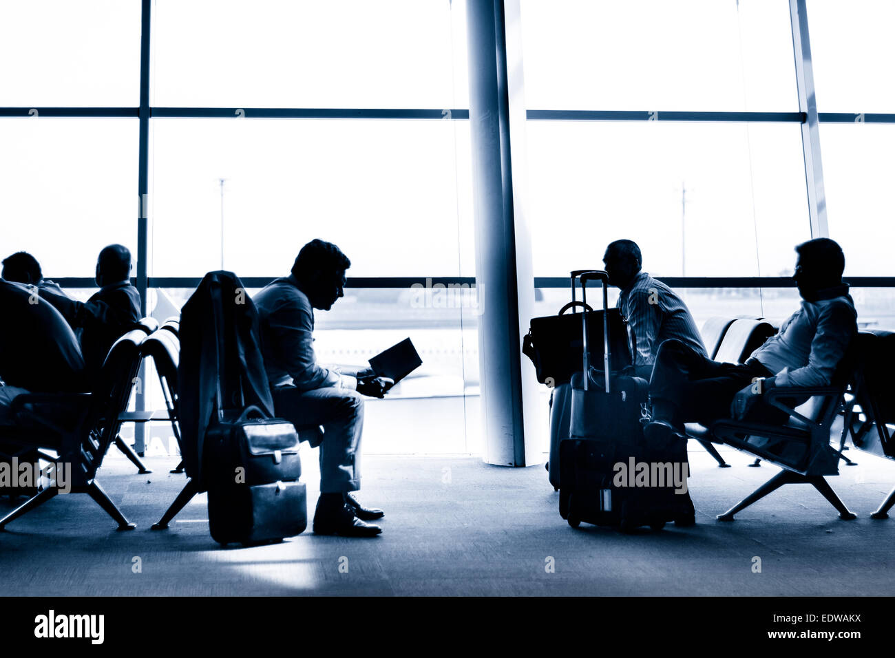 Les personnes voyageant sur des silhouettes de l'aéroport Banque D'Images