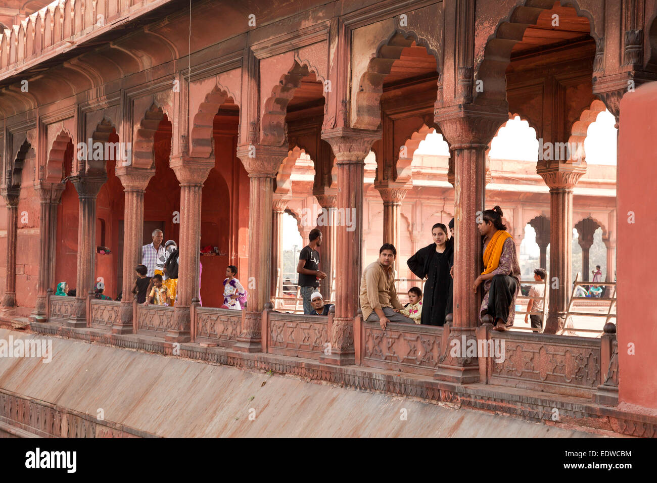 Colonnade dans la cour de la mosquée de vendredi Jama Masjid, Delhi, Inde, Asie Banque D'Images