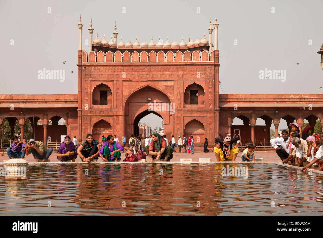 Les musulmans pratiquants se purifier dans l'eau du bassin de la mosquée de vendredi Jama Masjid, Delhi, Inde, Asie Banque D'Images