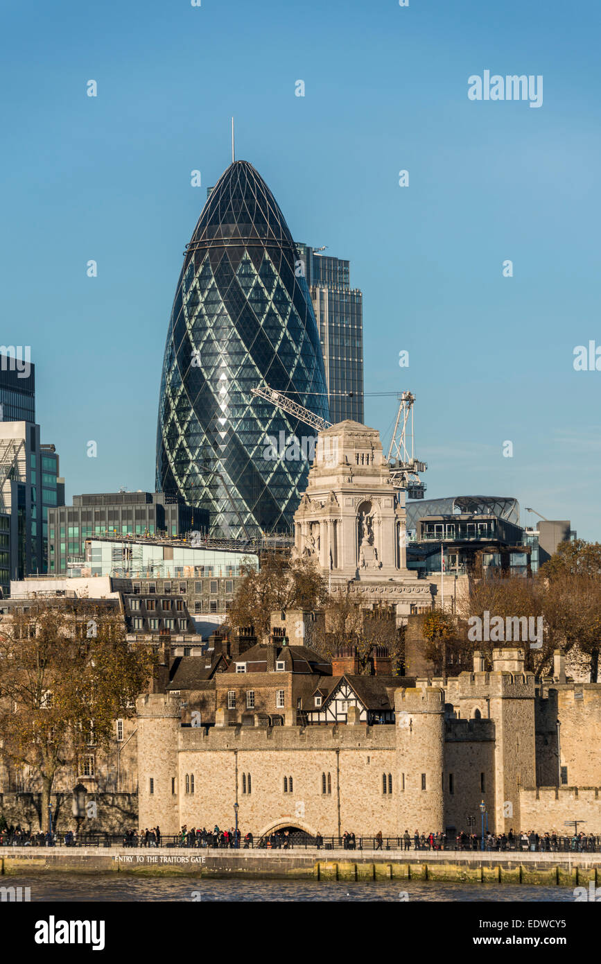 En regardant la Tour de Londres et le Port de Londres, à la place de la Trinité pour le Gherkin dans la City de Londres Banque D'Images