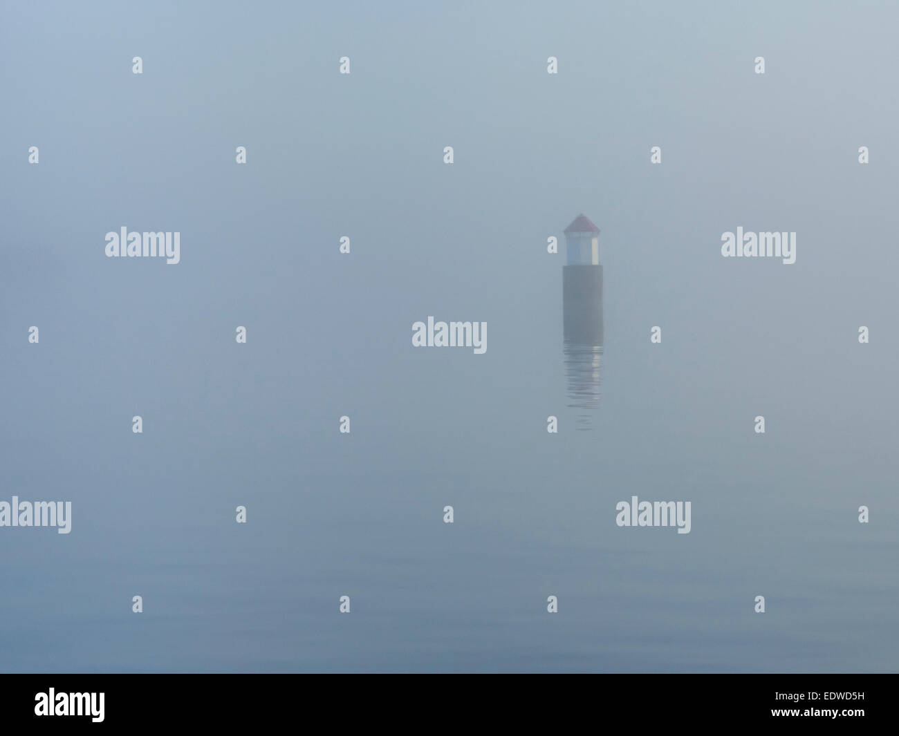 Brouillard sur le fjord d'Oslo, Norvège, marque de la mer à peine visible Banque D'Images