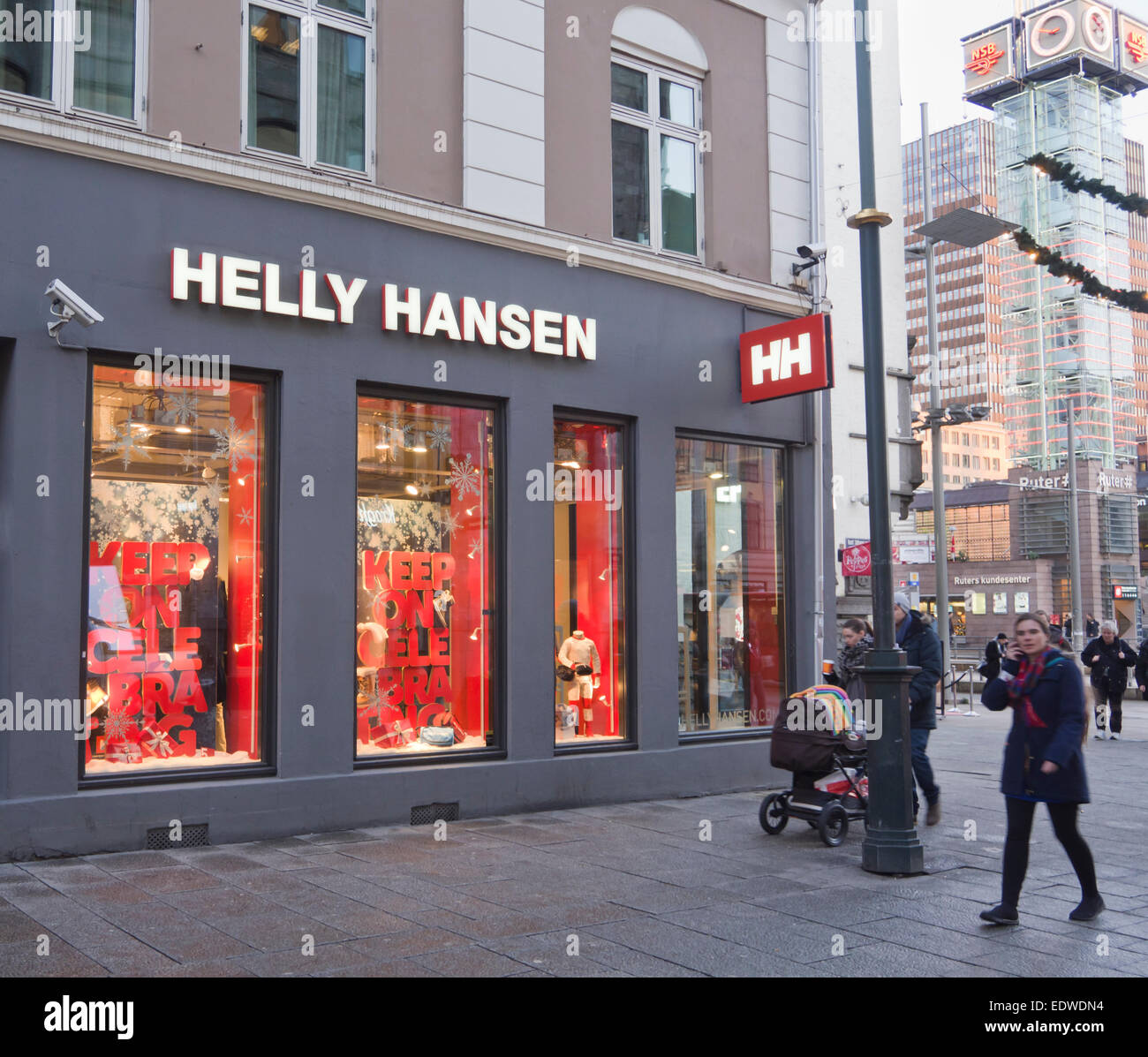 Helly Hansen, marque norvégienne shop dans la rue commerçante Karl Johans  Gate, Oslo Norvège, Trafikanten et à la gare centrale de derrière Photo  Stock - Alamy