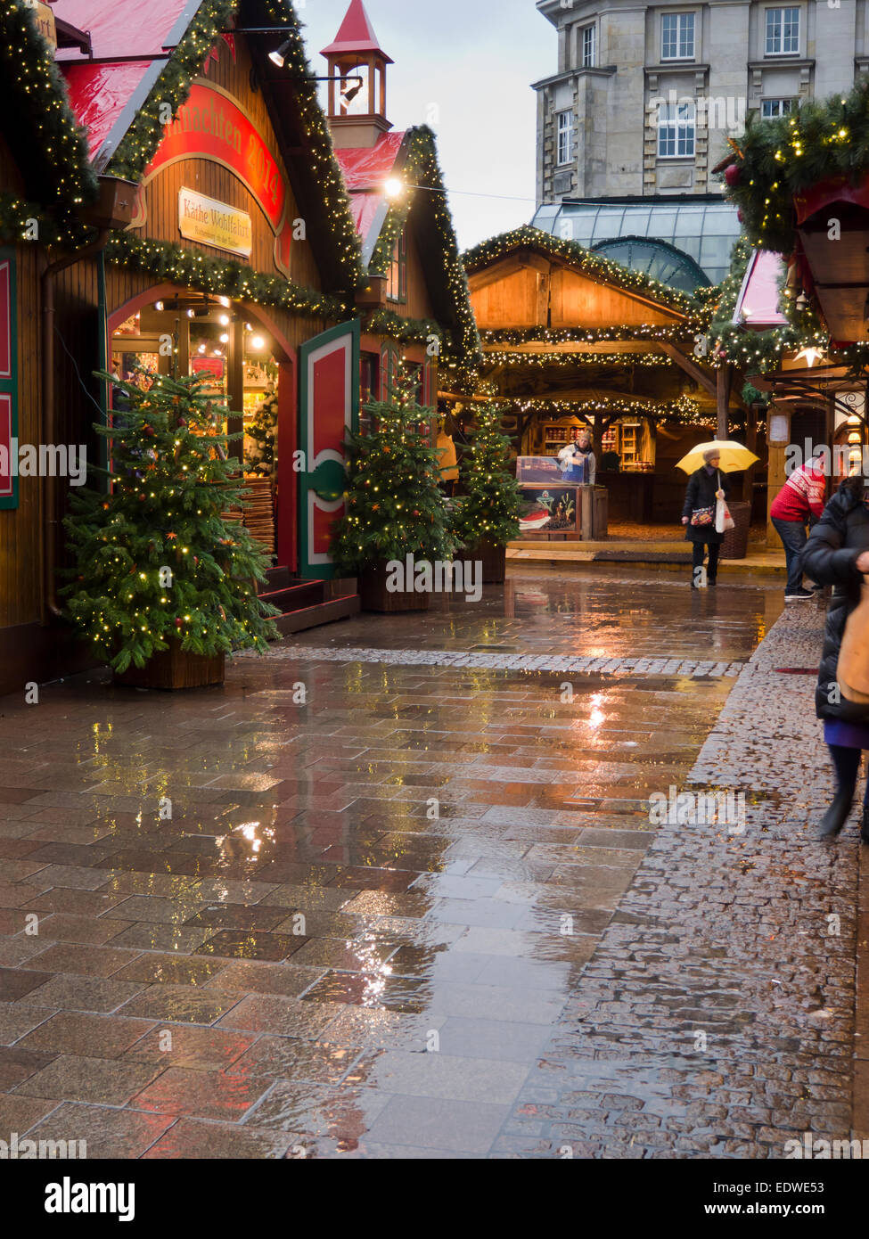Un soir de pluie dans le marché de Noël de Hambourg Allemagne Banque D'Images
