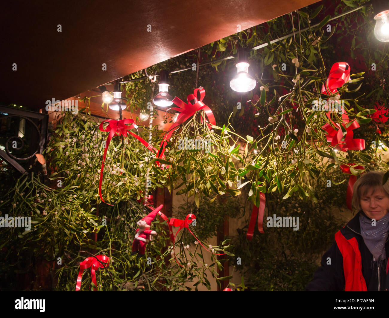 Marché de Noël à Hambourg en Allemagne, la vente de décrochage pour la décoration du gui Banque D'Images