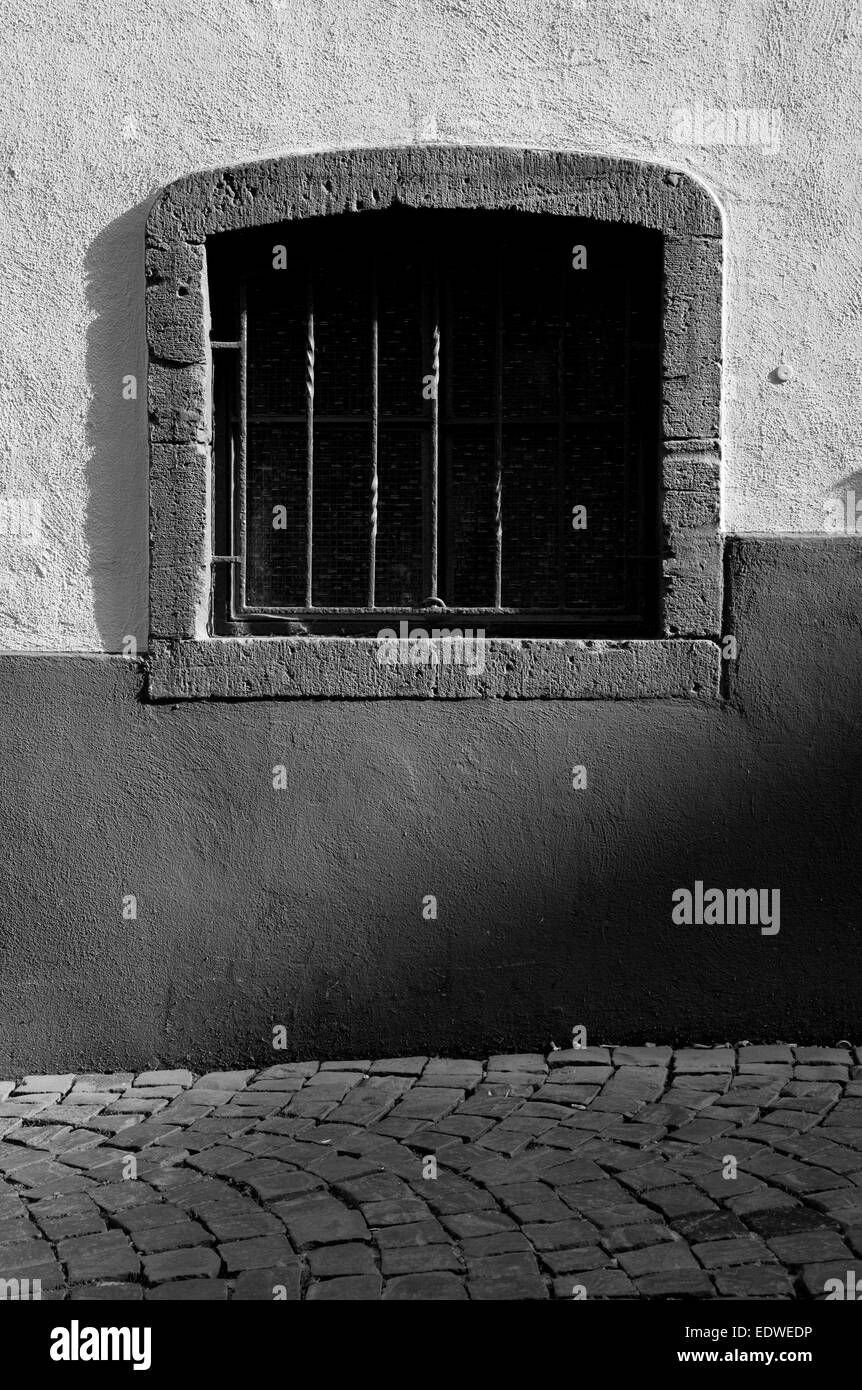 Vieille fenêtre barrée, Salz Gasse, Altstadt, Cologne, Rhénanie du Nord-Westphalie, Allemagne Banque D'Images