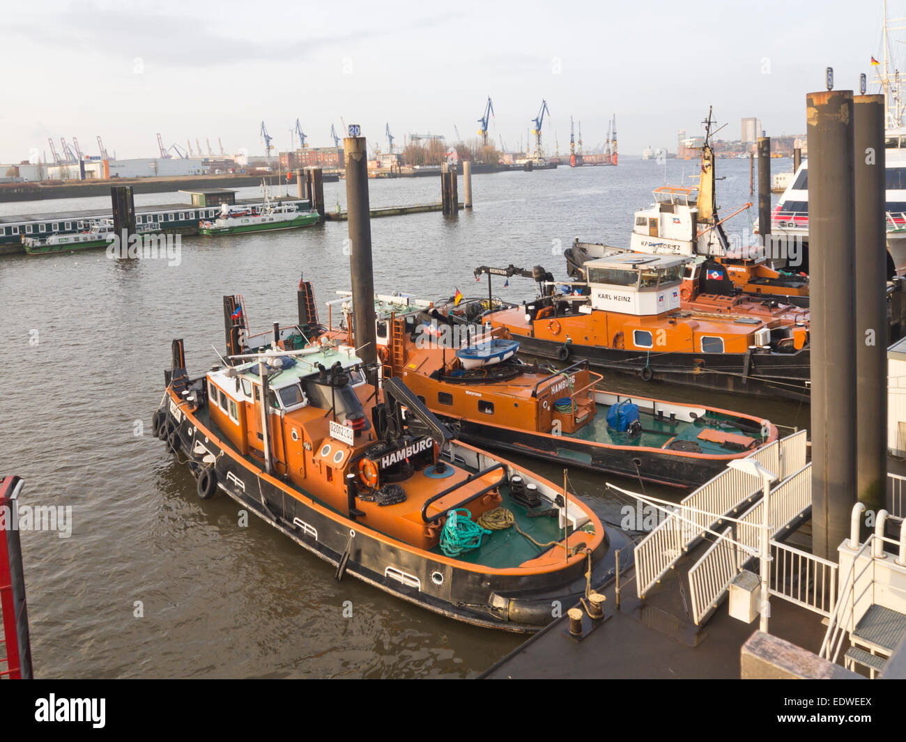 Les remorqueurs amarrés dans le port de Hambourg en Allemagne sur l'Elbe Banque D'Images