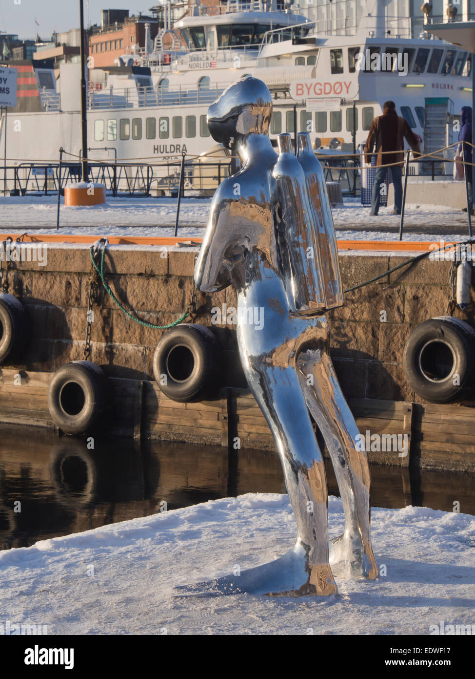 « Dykkaren" par le sculpteur llo Enstad, sculpture d'un plongeur placés de manière stratégique dans le port d'Oslo Norvège par Aker Brygge Banque D'Images