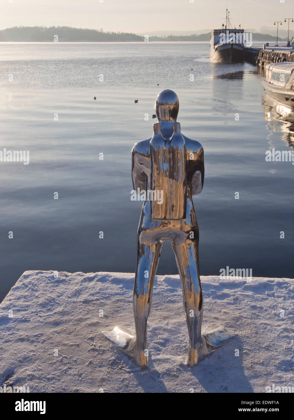 « Dykkaren" par le sculpteur llo Enstad, sculpture d'un plongeur placés de manière stratégique dans le port d'Oslo Norvège par Aker Brygge Banque D'Images