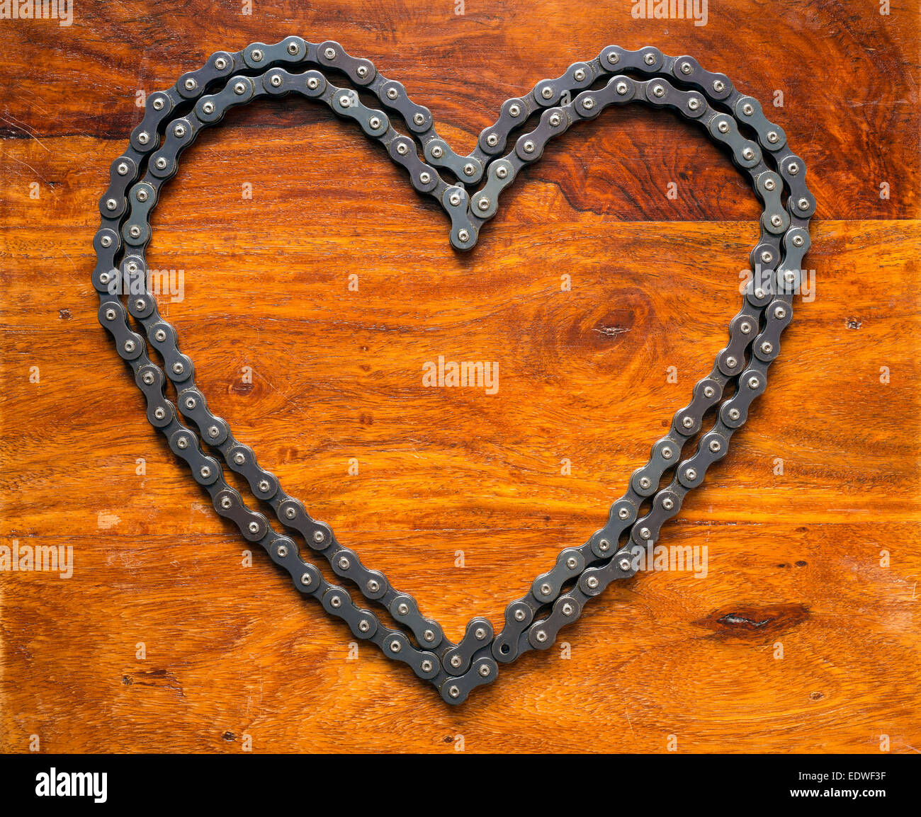 Coeur en chaîne sur table en bois Banque D'Images