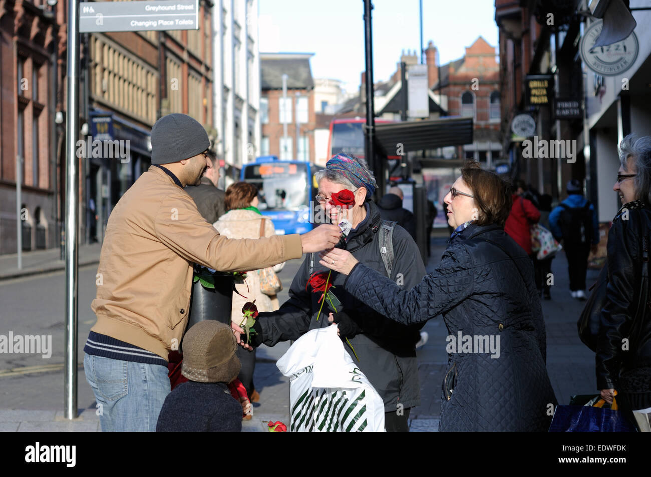 Nottingham, Royaume-Uni. 10 janvier 2015 .Aujourd'hui la communauté musulmane de Nottingham réunis autour de la place du vieux marché donner deux mille roses rouges pour les habitants de Nottingham et de propagation ''amoureux de la paix et l'harmonie'',l'événement était de célébrer la naissance du prophète Mohammed et rappelez-vous les attaques terroristes en France dans le but d'unir la communauté .Alpes commissaire de police et le crime Tipping Paddy assister à l'événement et a donné un discours avec l'Imam Khalid Hussain . Credit : IFIMAGE/Alamy Live News Banque D'Images