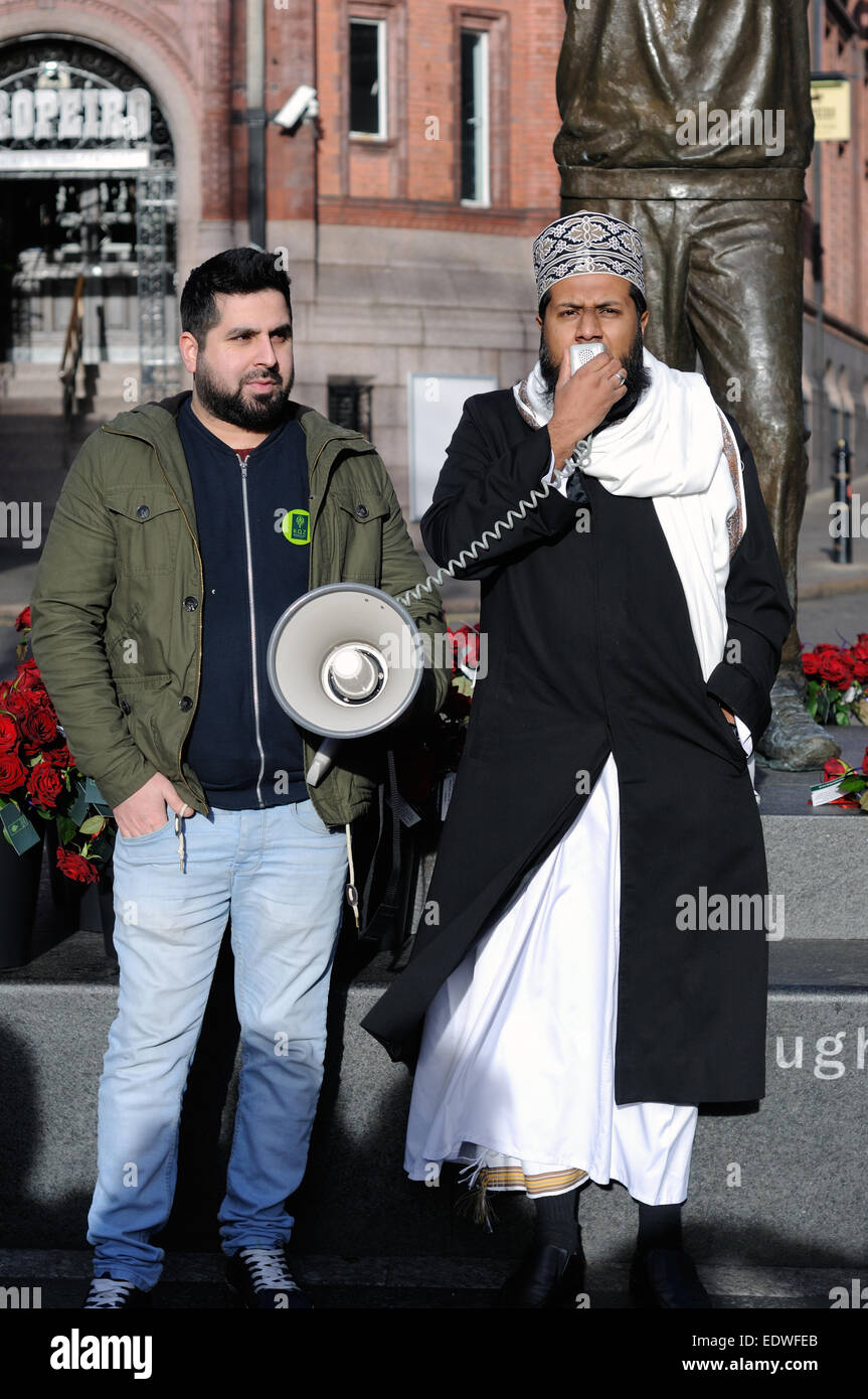 Nottingham, Royaume-Uni. 10 janvier 2015 .Aujourd'hui la communauté musulmane de Nottingham réunis autour de la place du vieux marché donner deux mille roses rouges pour les habitants de Nottingham et de propagation ''amoureux de la paix et l'harmonie'',l'événement était de célébrer la naissance du prophète Mohammed et rappelez-vous les attaques terroristes en France dans le but d'unir la communauté .Alpes commissaire de police et le crime Tipping Paddy assister à l'événement et a donné un discours avec l'Imam Hussain Khalid(photo) . Credit : IFIMAGE/Alamy Live News Banque D'Images